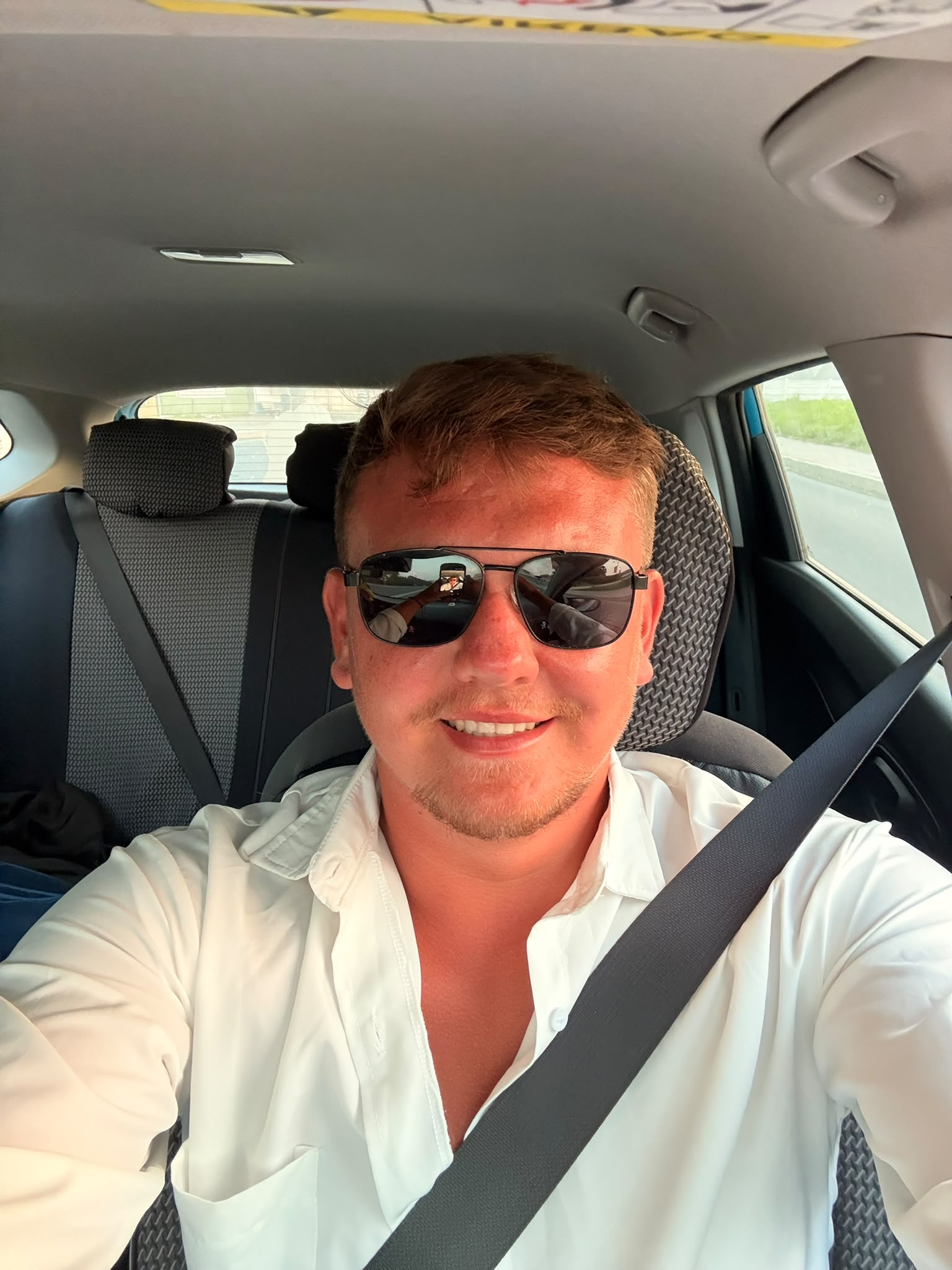 Portretul personajului principal, surprins într-o mașină